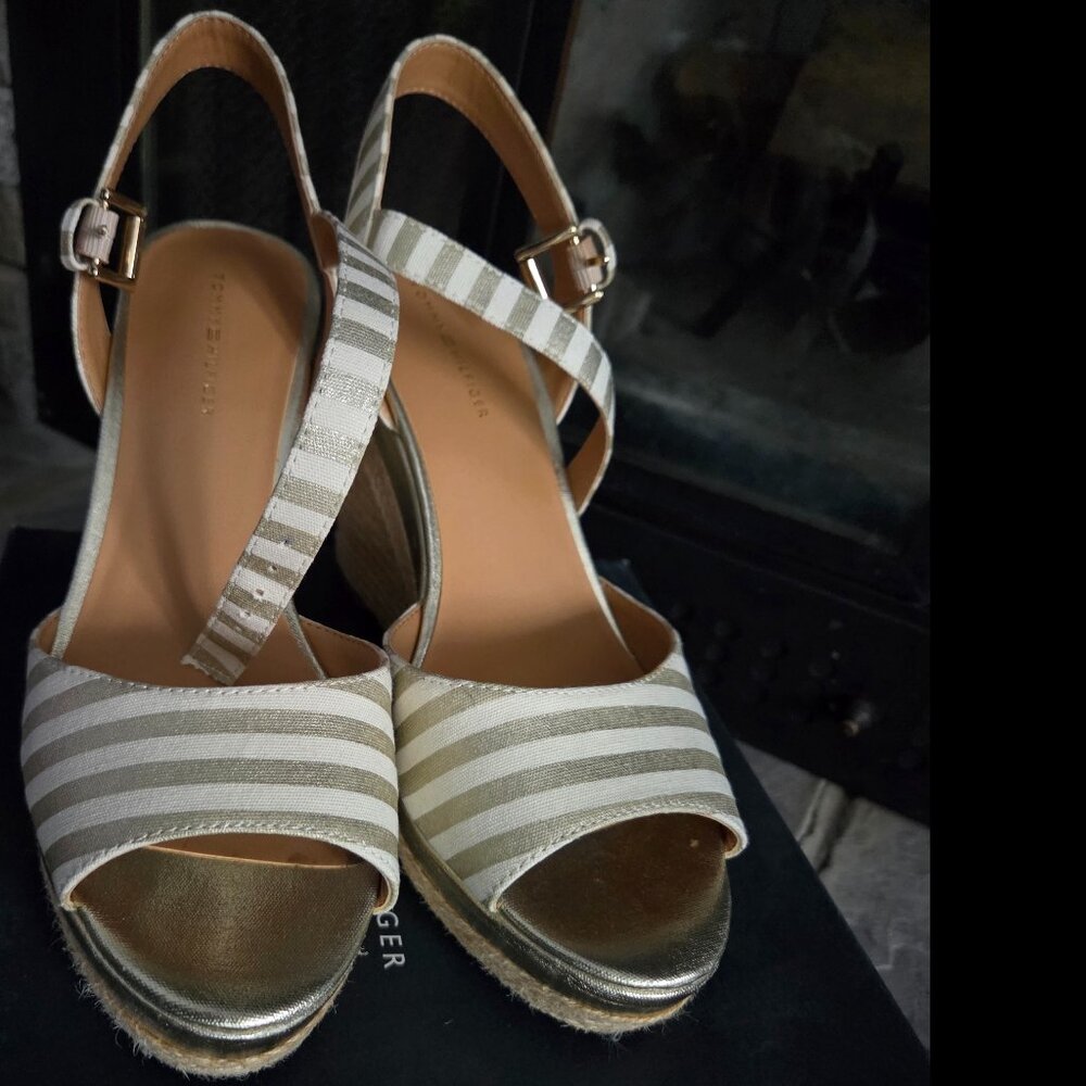 New in box Tommy Hilfiger gold stripe jute espadrilles, Size 8.5